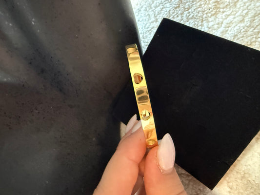 Pulsera con forma de corazón ahuecado